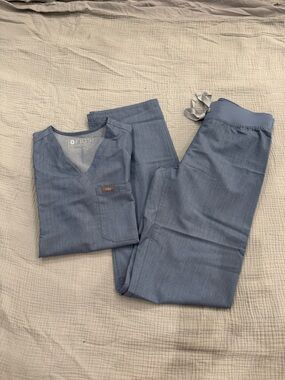 FIGS Light Blue Scrub Set - Light Blue Grey
